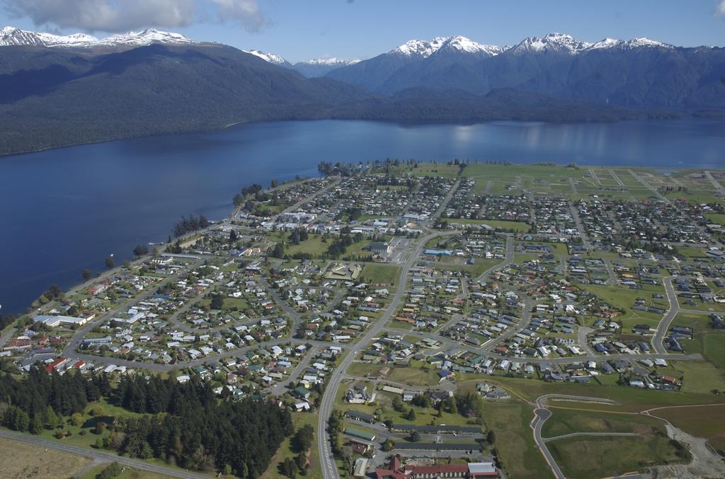 The Village Inn Hotel Te Anau Exterior foto