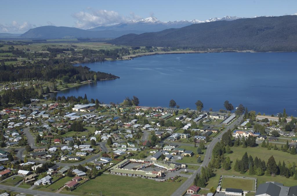 The Village Inn Hotel Te Anau Exterior foto