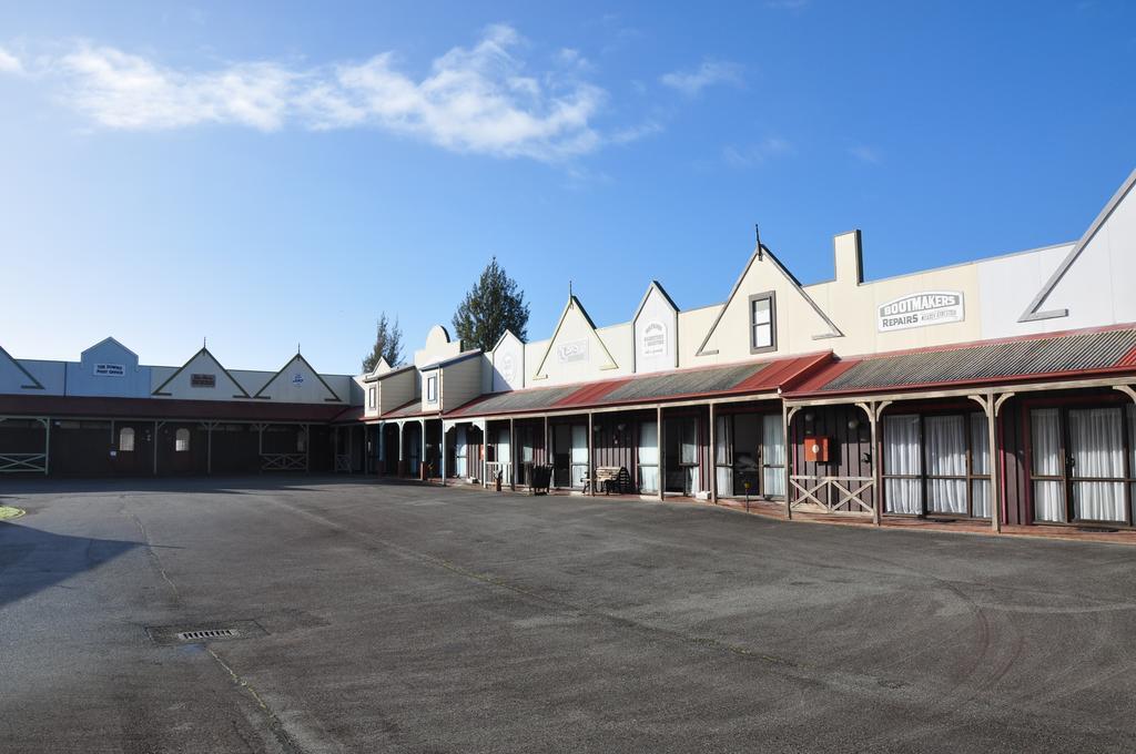 The Village Inn Hotel Te Anau Exterior foto