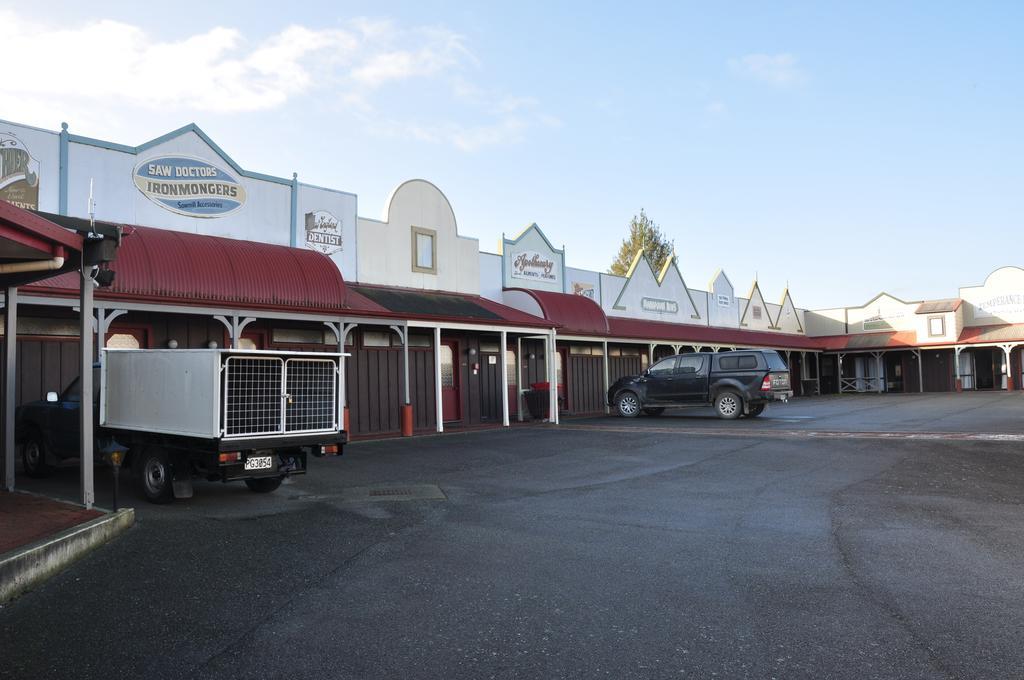 The Village Inn Hotel Te Anau Exterior foto