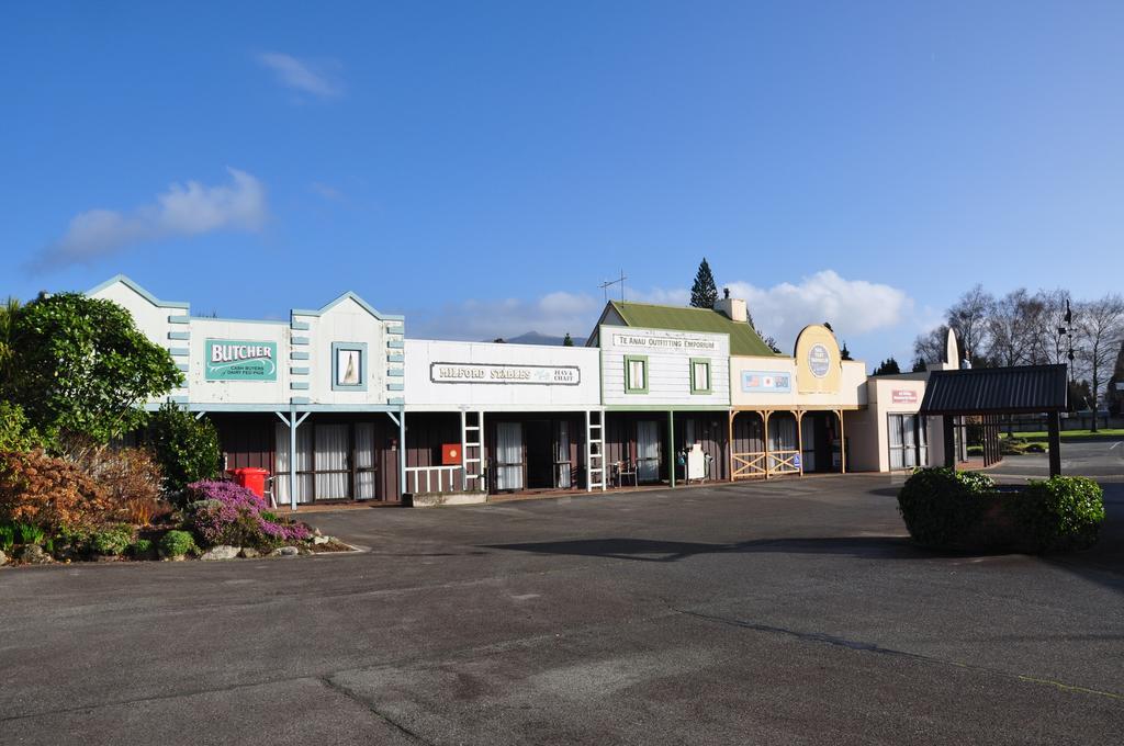 The Village Inn Hotel Te Anau Exterior foto