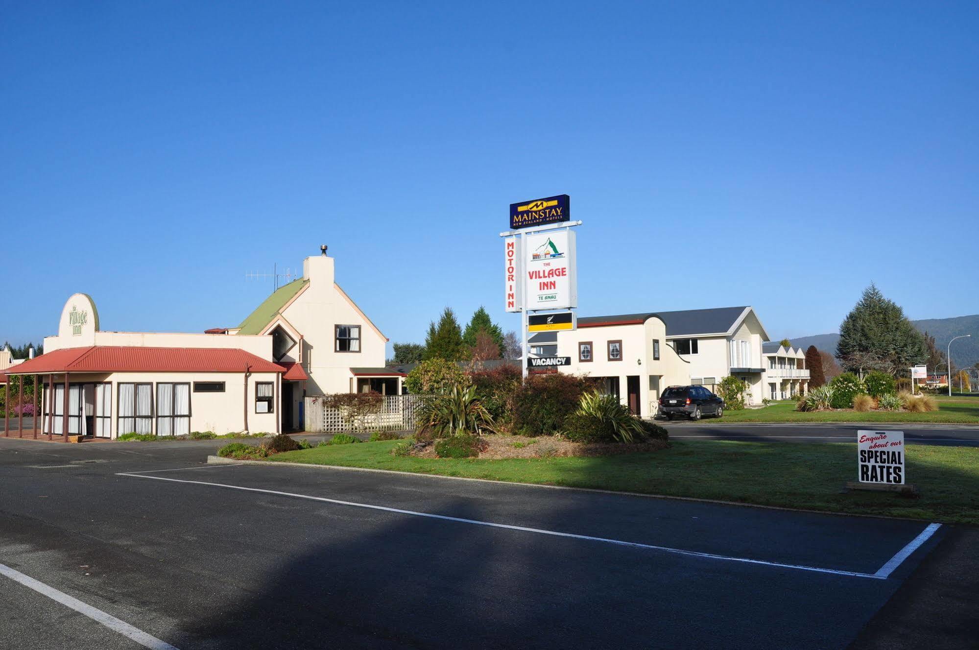 The Village Inn Hotel Te Anau Exterior foto